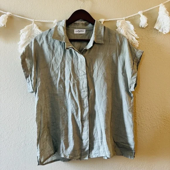 Carly Jean LA | Short Sleeve Button Down Blouse - Picture 2 of 8